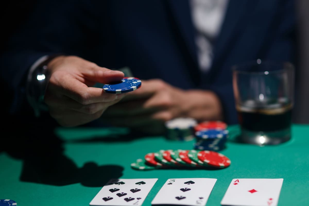 Cách Chơi Poker 3 Lá: Hướng Dẫn Chi Tiết, Chiến Lược Và Mẹo Hay 2 Cách Chơi Poker 3 Lá: Hướng Dẫn Chi Tiết, Chiến Lược Và Mẹo Hay image-1731645812918