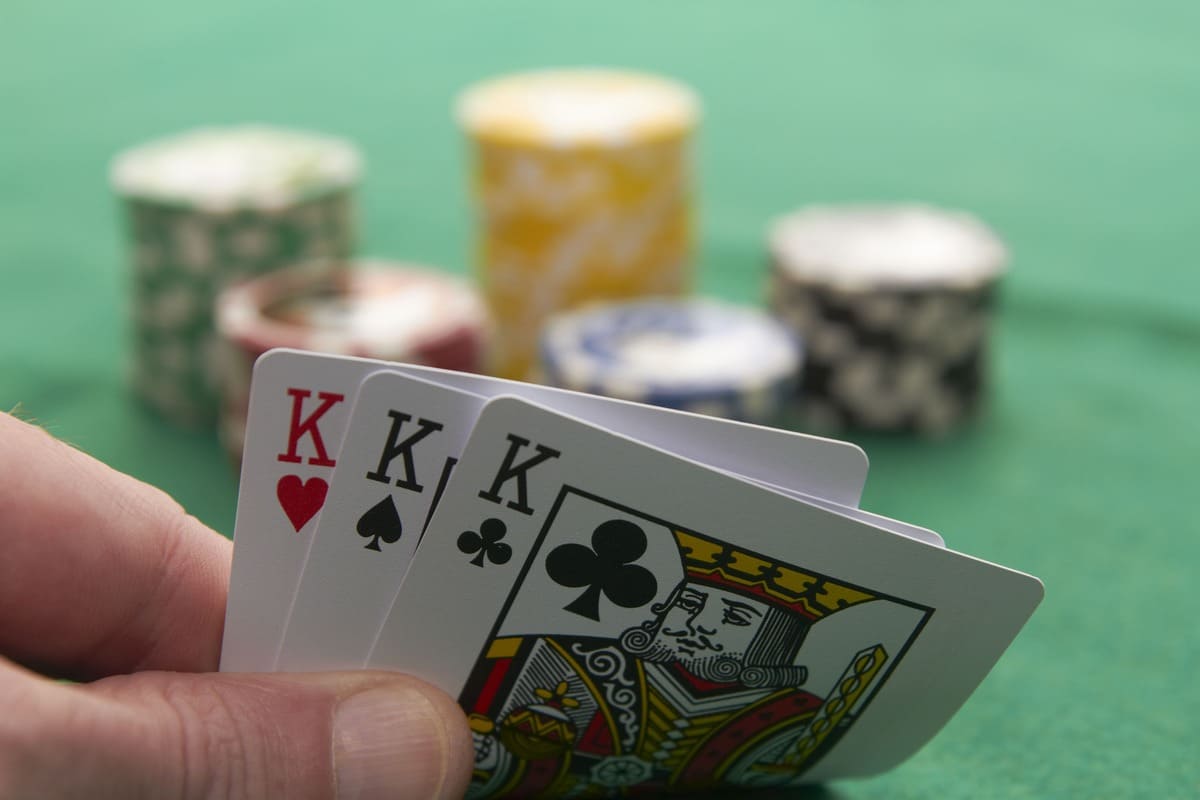 Cách Chơi Poker 3 Lá: Hướng Dẫn Chi Tiết, Chiến Lược Và Mẹo Hay 5 Cách Chơi Poker 3 Lá: Hướng Dẫn Chi Tiết, Chiến Lược Và Mẹo Hay image-1731645819551